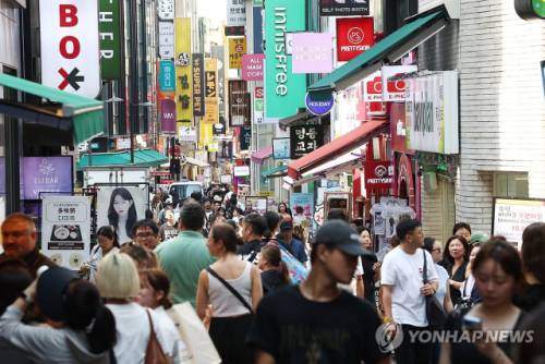 ◇지난달 21일부터 지급된 민생회복소비쿠폰과 소비심리 회복 등의 영향으로 소비가 2년5개월 만에 최대폭으로 증가했다. 상품 소비를 뜻하는 소매판매액 지수는 전달보다 2.5% 늘어 2023년 2월(6.1%) 이후 29개월 만에 최대치를 기록했다. 사진은 29일 서울 중구 명동 일대 거리의 모습. 2025.8.29 사진=연합뉴스