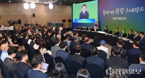 이재명 대통령은 12일 춘천시 강원창작개발센터에서 열린 지역 토론회 ‘강원의 마음을 듣다’ 타운홀 미팅에 참석해 최휘영 문화체육관광부장관, 안규백 국방부장관, 김윤덕 국토교통부장관, 김진태 강원자치도지사, 육동한 춘천시장 등과 함께 강원도민의 의견을 청취했다. 박승선기자