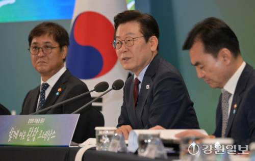 이재명 대통령이 12일 춘천시 강원창작개발센터에서 열린 지역 토론회 ‘강원의 마음을 듣다’ 타운홀 미팅에 참석해 모두발언을 하고 있다. 박승선기자