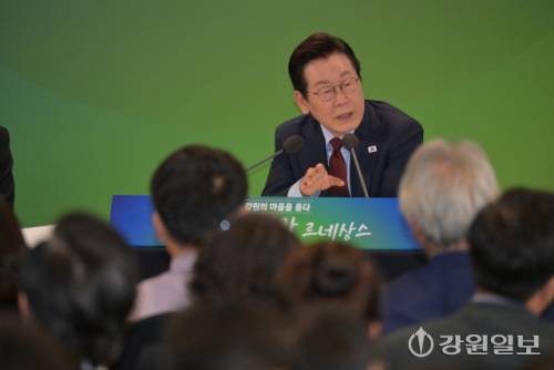 이재명 대통령이 12일 춘천시 강원창작개발센터에서 열린 지역 토론회 ‘강원의 마음을 듣다’ 타운홀 미팅에 참석해 도민들의 질문과 건의사항에 대해 답하고 있다. 박승선기자