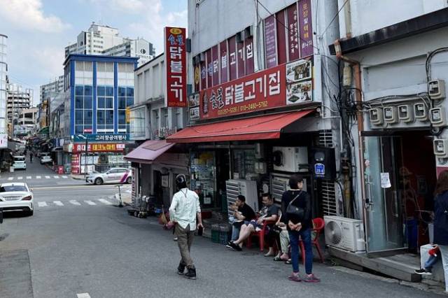 춘천숯불닭불고기 전문 노포인 한 업소 입구 전경.