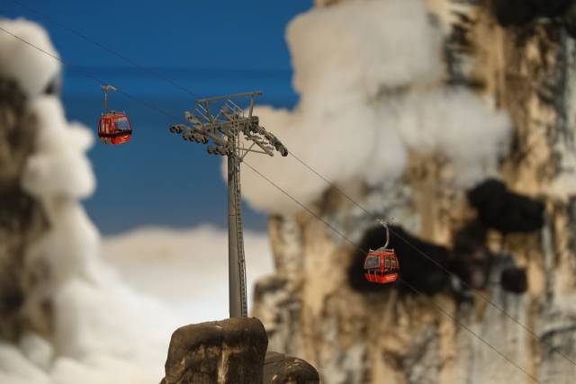 노동식 작가의 ‘산수유람-패키지여행’은 솜으로 만든 산과 구름, 초소형 케이블카와 인물 등이 어우러진 대형 설치물이다.