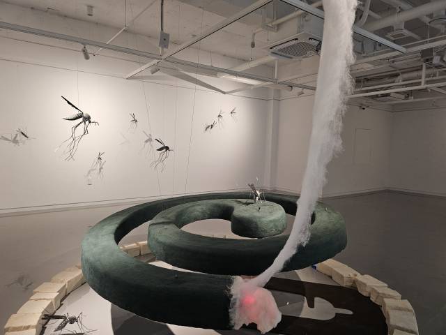 노동식 작가의 작품인 ‘모기향-참을 수 없는 존재의 가려움’.