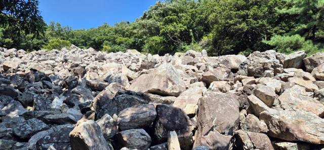 상계봉 허리 부근에서 만난 너덜겅. 무질서 속 질서가 묘한 분위기를 자아낸다.