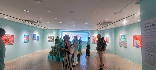 '동성로 팝업스토어'가 12일 대구시 동성로 일대에서 열린 가운데, 정지원 작가의 꽃을 주제로 한 작품 등이 전시된 불로화훼단지 팝업스토어 'Bulo-ssom'를 방문한 관람객들이 작품을 감상하고 있다. 권영진 기자