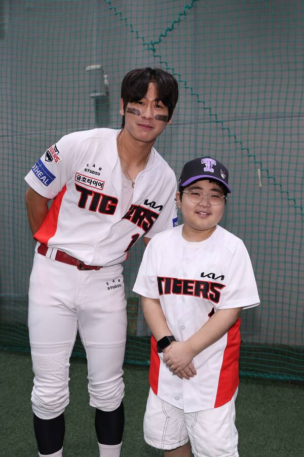 박찬호와 다정하게 포즈를 취한 예한 군. (사진=KIA 타이거즈)