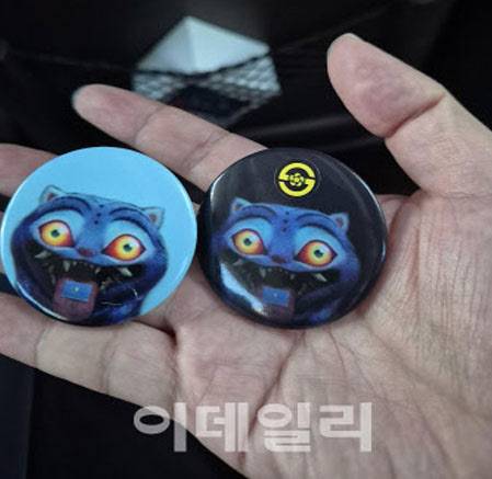 대통령실에서 비표 대신 나눠준 케데헌 굿즈 (사진=김유성 기자)