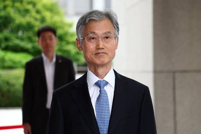 조희대 대법원장이 12일 서울 서초구 대법원으로 출근하고 있다. 대법원은 오늘 더불어민주당이 추진하는 사법개혁에 대한 대책 논의를 위해 전국법원장회의를 소집한다. 이번 임시회의에선 민주당의 사법개혁 5대 의제에 대해 논의했다. (사진=뉴시스)