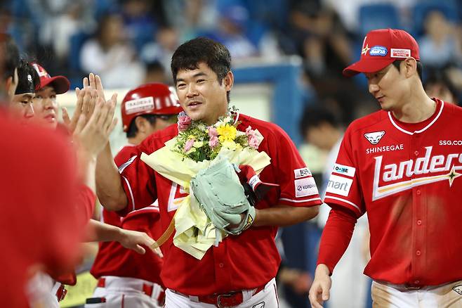 11일 대구 삼성라이온즈파크에서 열린 경기에서 KBO리그 최초 3시즌 연속 30홀드를 달성한 뒤 팀 동료들의 축하를 받는 SSG 랜더스 노경은