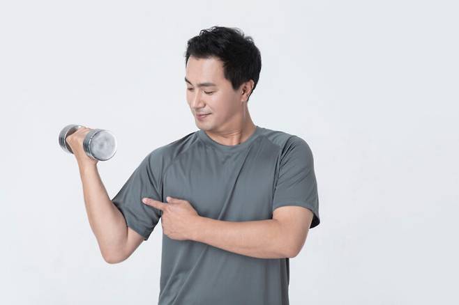 근력 운동을 정기적으로 하면 사망 위험뿐만 아니라 당뇨병, 심혈관 질환, 암 위험 등을 낮추는 데 도움이 된다. [사진=클립아트코리아]
