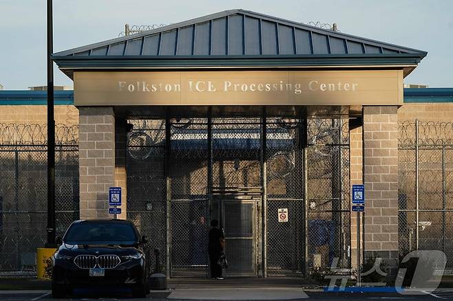 지난 9일(현지시간) 조지아주 포크스턴(Folkston)에 있는 이민세관단속국(ICE) 구금시설에 한 여성이 들어가고 있다. 2025.09.11. ⓒ AFP=뉴스1 ⓒ News1 류정민 특파원