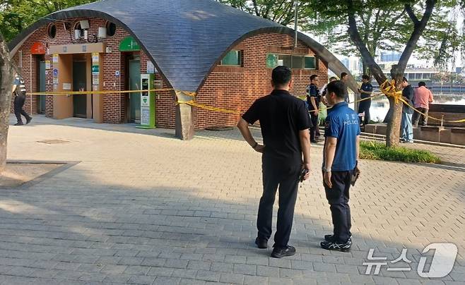 지난 2일 대구 수성구 수성못 인근에서 육군 대위가 총상을 입고 숨진 채 발견돼 경찰이 폴리스라인을 치고 현장을 보존하고 있다.(재판매 및 DB 금지)/뉴스1