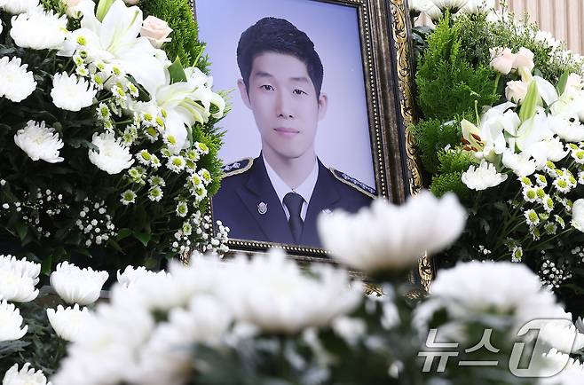 12일 인천 시내 한 장례식장에 마련된 故이재석 경사의 빈소에 국화꽃이 놓여져 있다. 2025.9.12/뉴스1 ⓒ News1 김성진 기자