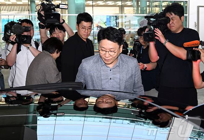 김동명 LG 에너지솔루션 사장이 12일 인천공항 제2터미널을 통해 귀국해 차량에 탑승하고 있다. (공동취재) 2025.9.12/뉴스1 ⓒ News1 박지혜 기자