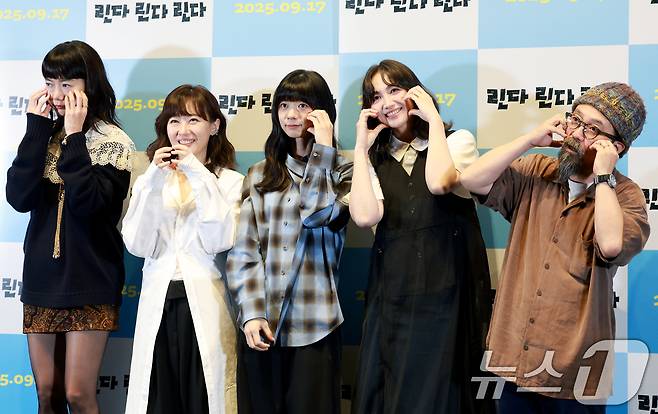 배우 배두나(왼쪽부터)와 마애다 아키, 세키네 시오, 카시이 유우, 야마시타 노부히로 감독이 12일 오후 서울 강남구 코엑스 메가박스에서 열린 영화 '린다 린다 린다' 언론배급시사회 및 기자간담회에서 포즈를 취하고 있다. '린다 린다 린다'는 고교생활 마지막을 장식할 축제를 준비하는 여고생 밴드와 얼떨결에 보컬이 된 한국인 유학생 '송'의 서툴고 반짝이는 청춘을 그린 작품이다. 2025.9.12/뉴스1 ⓒ News1 권현진 기자
