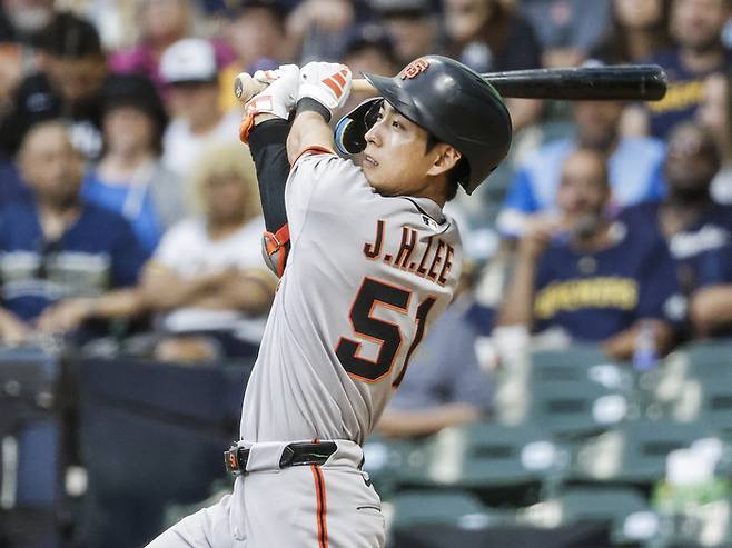 샌프란시스코 이정후가 23일 위스콘신주 아메리칸 패밀리 필드에서 열린 2025 메이저리그(ML) 정규시즌 밀워키전에서 안타를 치고 있다. 사진 | UPI=연합뉴스