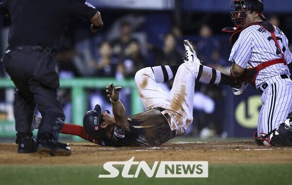 11일 서울 송파구 잠실야구장에서 열린 2025 KBO리그 KT 위즈 대 LG 트윈스의 경기, 7회초 1사 주자 1,3루 상황에서 KT 황재균이 KT 강현우의 희생번트 상황에서 LG 포수 박동원의 태그를 피해 홈에서 득점에 성공하고 있다. /사진=뉴시스