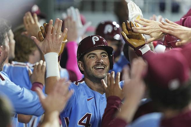 필라델피아 오토 켐프가 4회 투런홈런을 터뜨리고 들어와 동료들과 하이파이브를 하고 있다. AP연합뉴스