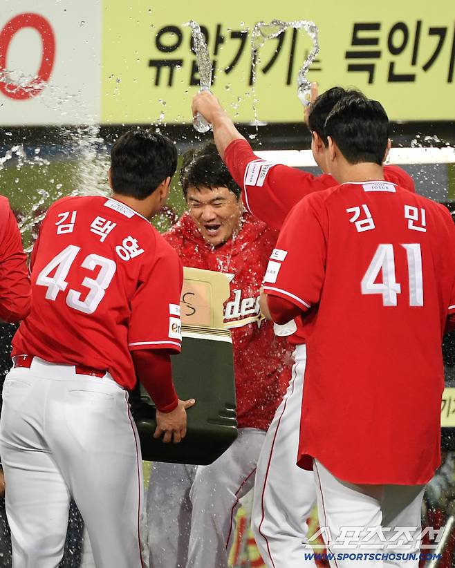 11일 대구 라이온즈파크에서 열린 삼성 라이온즈와 SSG 랜더스의 경기. 3시즌 연속 30홀드를 달성한 SSG 노경은이 물세례를 받고 있다. 대구=박재만 기자 pjm@sportschosun.com/2025.09.11/