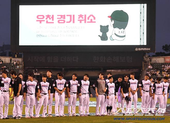 12일 서울 잠실구장에서 열릴 예정이던 NC-LG전이 우천으로 취소됐다. LG 선수들이 그라운드에 나와 인사하고 있다. 잠실=정재근 기자 cjg@sportschosun.com/2025.9.12/