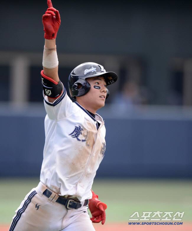배지환이 경북고 3학년 때인 2017년 제72회 청룡기 고교야구선수권대회 경주고와 16강전에서 9회말 끝내기 3점 홈런을 날린 뒤 환호하는 모습. 스포츠조선 DB