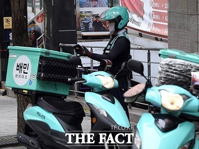 이용자를 늘리려는 배달 플랫폼 간 경쟁이 갈수록 치열해지는 가운데 최근에는 OTT 서비스를 결합한 상품까지 출시하며 고객 락인 전략에 박차를 가하고 있다. 사진은 서울 마포 홍익대학교 근처의 음식점 앞에는 배달 라이더 오토바이들이 주문을 기다리는 모습. /더팩트 DB