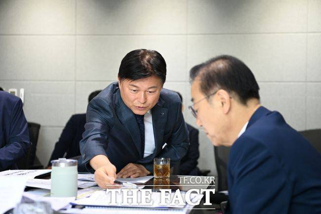 조용익 부천시장(왼쪽)이 김윤덕 국토부 장관에게 부천시 주요 사업에 대한 정부 지원을 요청했다./부천시