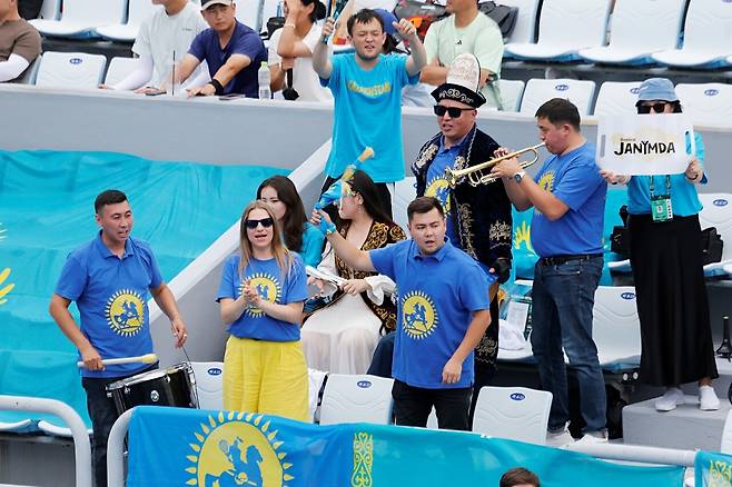 도구를 활용해 응원을 하는 카자흐스탄 응원단