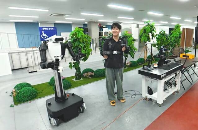 기자가 로보티즈 세미 휴머노이드 'AI 워커'를 시연하고 있다. (사진=지디넷코리아)