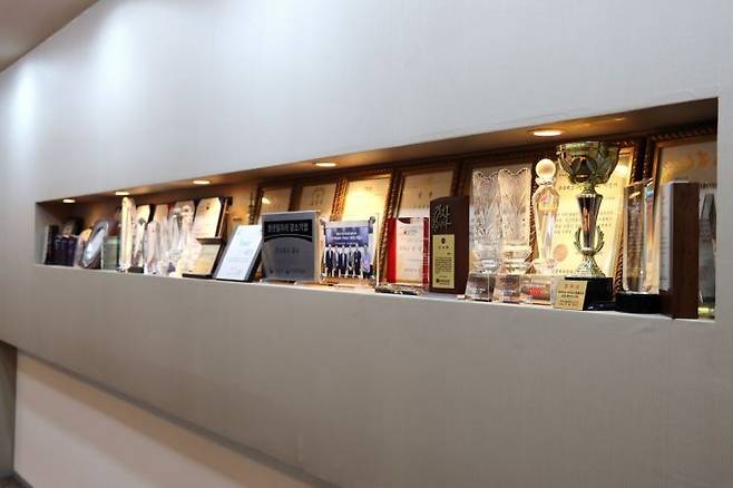 파수의 대표 회의실 블루마운틴. 한 쪽 벽에 파수의 각종 표창장, 상패 등이 빽빽하게 전시됐다. 파수