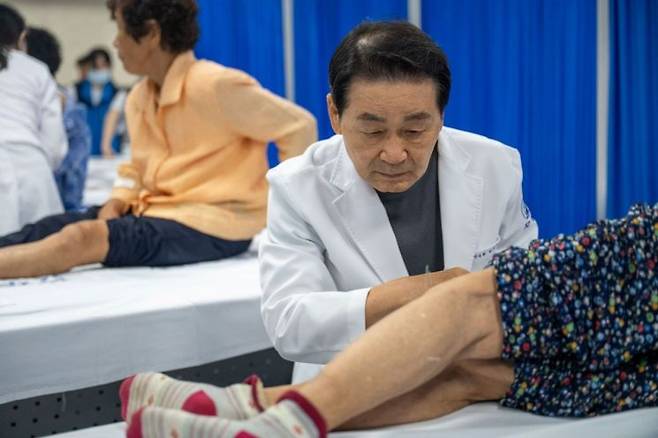 박병모 자생의료재단 이사장이 11일 전북 임실군 오수면에 위치한 오수면행정복지센터 침 치료를 하고 있다. 자생의료재단