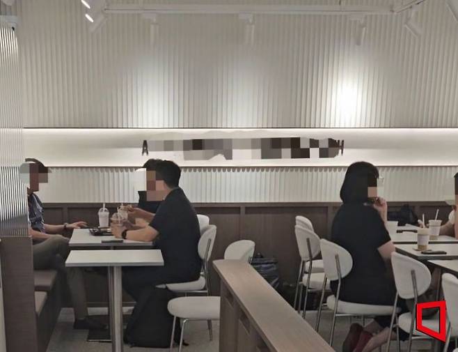 11일 서울 서초구 서초동의 한 카페에서 시민들이 플라스틱 일회용컵으로 음료를 마시고 있다. 박승욱 기자