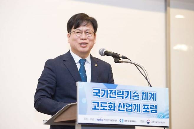 박인규 과기정통부 과기혁신본부장이 12일 열린 국가전략기술 체계 고도화 산업계 포럼에서 축사를 하고 있다. 과기정통부.