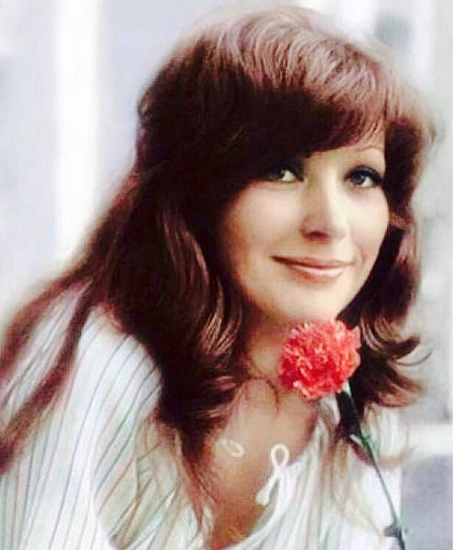 푸가초바가 1982년에 부른 '백만송이 장미'는 한국인에게도 잘 알려져 있다. 원곡은 1981년 라트비아 가요 '마라가 준 인생'이었고, 푸가초바가 가사를 전혀 다른 내용으로 바꿔 러시아어로 다시 불렀다. 이후 이 곡은 한국어·영어·일본로도 번안됐다. 푸가초바 인스타그램