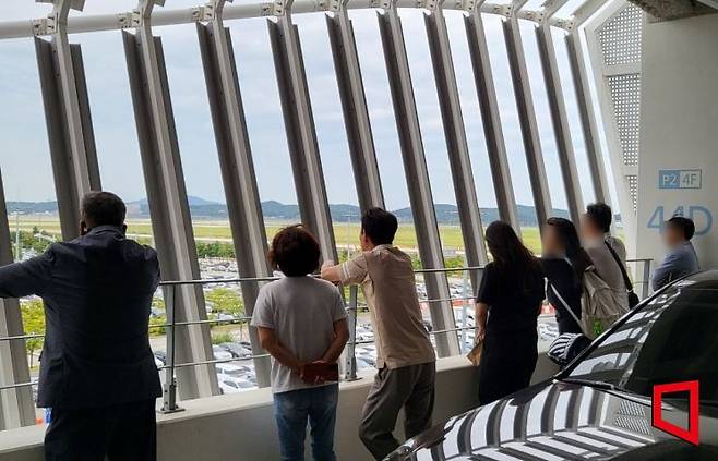 12일 오후 3시께 인천국제공항 제2여객터미널 장기주차장에서 미국 이민국에 구금됐던 직원들의 가족들이 착륙장을 바라보며 비행기가 도착하기를 애타게 기다리고 있다. 심성아 기자