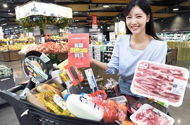 대형마트 휴무일? 이마트·롯데마트·홈플러스·코스트코 ‘마트 할인전’= 이마트·롯데마트·홈플러스·코스트코 등 대형마트가 이번 주는 각사별 특색있는 할인행사에 돌입한다. 이마트가 배민배달 매장을 9월 기준 총 61개 지점으로 확대를, 롯데마트는 찰광어 등 수산물 특가전을, 홈플러스는 17일까지 '홈플 히트상품 위크'를 통한 할인가 행사를 진행한다. 또한 이번 주는 올해 추석이 최장 10일 간의 장기연휴로 보낼 수 있게 되면서 추석 선물 수요가 사전예약에 집중될 것으로 보인다. ©사진=홈플러스: 대형마트 휴무일? 이마트·롯데마트·홈플러스‧코스트코 등 마트 휴일, 쉬는날