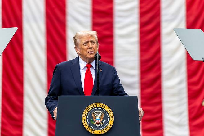 도널드 트럼프 미국 대통령이 11일 뉴욕에서 열린 9·11 테러 추모 행사에서 전날 총격으로 숨진 찰리 커크 터닝포인트 USA 대표에 대한 추모 메시지를 전달하고 있다. /EPA 연합뉴스