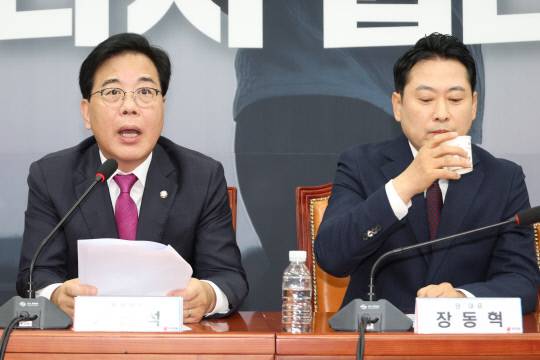 국민의힘 송언석 원내대표가 11일 서울 여의도 국회에서 열린 최고위원회의에서 '3대 특검법 수정안 합의'를 파기한 더불어민주당을 규탄하고 있다. 연합뉴스