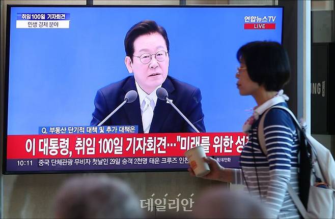 11일 오전 서울 용산구 서울역에서 시민들이 이재명 대통령 취임 100일 기자회견을 시청하고 있다. ⓒ데일리안 홍금표 기자