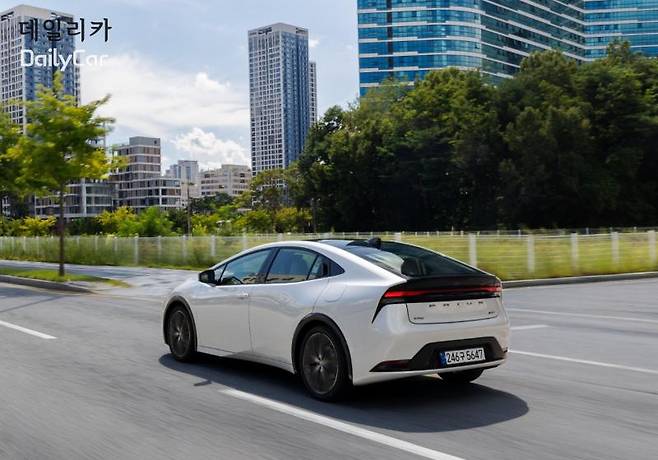 토요타 프리우스 AWD