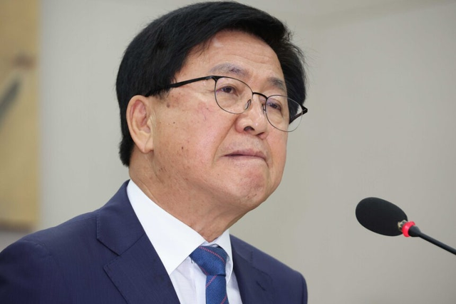 최교진 부총리 겸 교육부 장관 후보자가 지난 9월2일 서울 여의도 국회 교육위원회에서 열린 인사청문회에서 위원 질의에 답하고 있다. [연합뉴스]