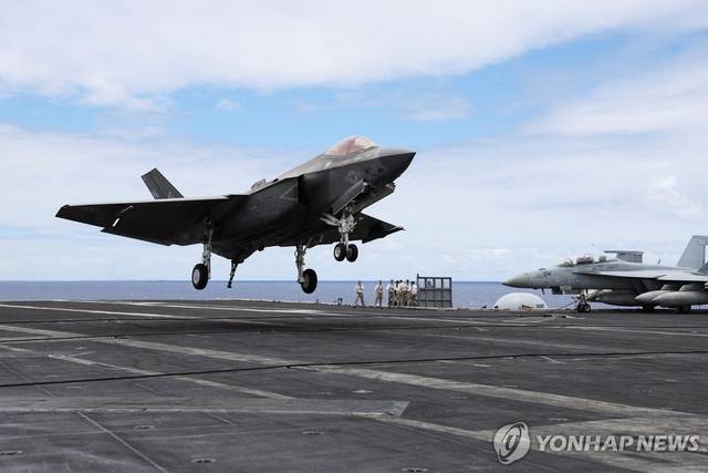 함상에 내리는 F-35 전투기. 10대가 베네수엘라와 가까운 푸에르토리코에 배치됐다. 연합뉴스
