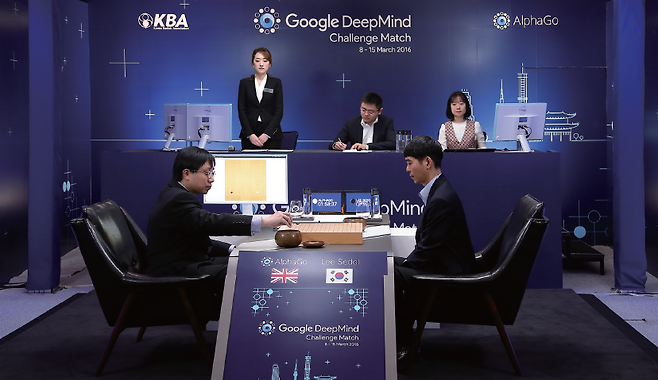 2016년 3월 포시즌스 호텔 서울에서 열린 ‘구글 딥마인드 챌린지 매치’에서 이세돌(오른쪽) 9단과 ‘알파고’를 대신해 바둑돌을 놓는 구글 딥마인드의 연구원 아자 황 박사가 바둑을 두고 있다. /사진 구글코리아