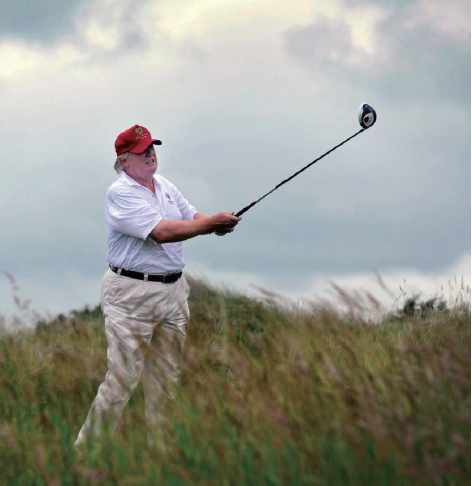 도널드 트럼프 미국 대통령이 정치에 입문하기 전인 2012년 본인 소유의 트럼프 인터내셔널 스코틀랜드에서 라운드를 즐기고 있다./사진 AFP연합