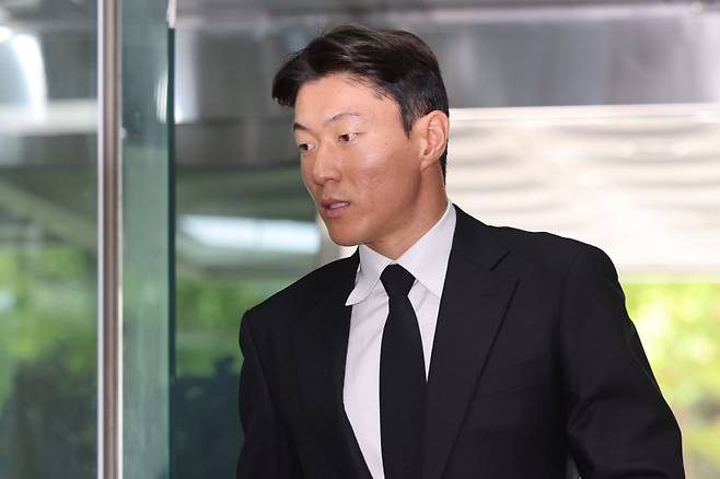 [서울=뉴시스] 권창회 기자 = 축구선수 황의조가 4일 오후 서울 서초구 서울중앙지방법원에서 열린 불법촬영 등 혐의 항소심 선고기일에 출석하고 있다. 2025.09.04. kch0523@newsis.com /사진=뉴시스