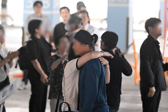 미국 조지아주 현대차그룹·LG에너지솔루션 배터리 합작 공장 건설 현장에서 체포·구금됐던 현대엔지니어링 근로자가이 12일 오후 인천국제공항을 통해 귀국한 뒤 주차장에서 가족과 만나 포옹을 하고 있다. (공동취재) 2025.9.12 /사진=뉴스1