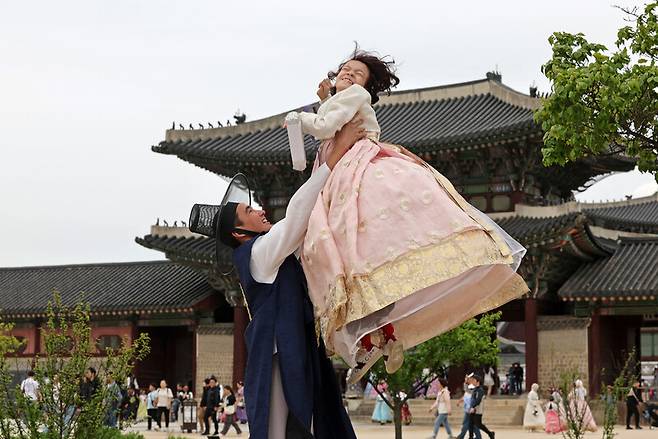 서울 종로구 경복궁 앞 풍경. 카자흐스탄에서 한국으로 여행 온 15살 아실이 오빠가 안아 들어주자 웃음을 짓고 있다. 김영원 기자 forever@hani.co.kr
