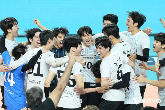 현대캐피탈 선수들이 지난해 통영에서 열린 코보(KOVO)컵대회 남자부 결승에서 우승한 뒤 기뻐하고 있다. 한국배구연맹 제공