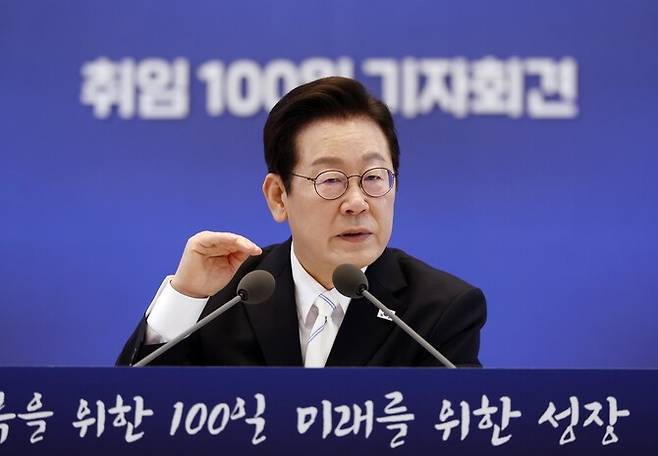 이재명 대통령이 11일 청와대 영빈관에서 열린 취임 100일 기자회견 ‘회복을 위한 100일, 미래를 위한 성장’에서 답변하고 있다. 연합뉴스