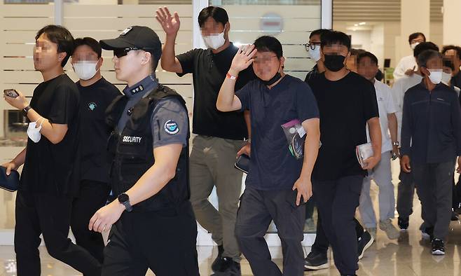 미국 이민당국에 의해 조지아주에 구금됐던 한국인 노동자들이 12일 오후 인천국제공항 제2여객터미널 입국장을 나서고 있다. 공동취재사진